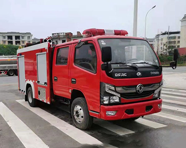 国六2.5吨东风水罐消防车