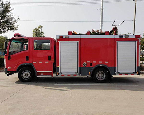 国六3.5吨五十铃700P水罐消防车